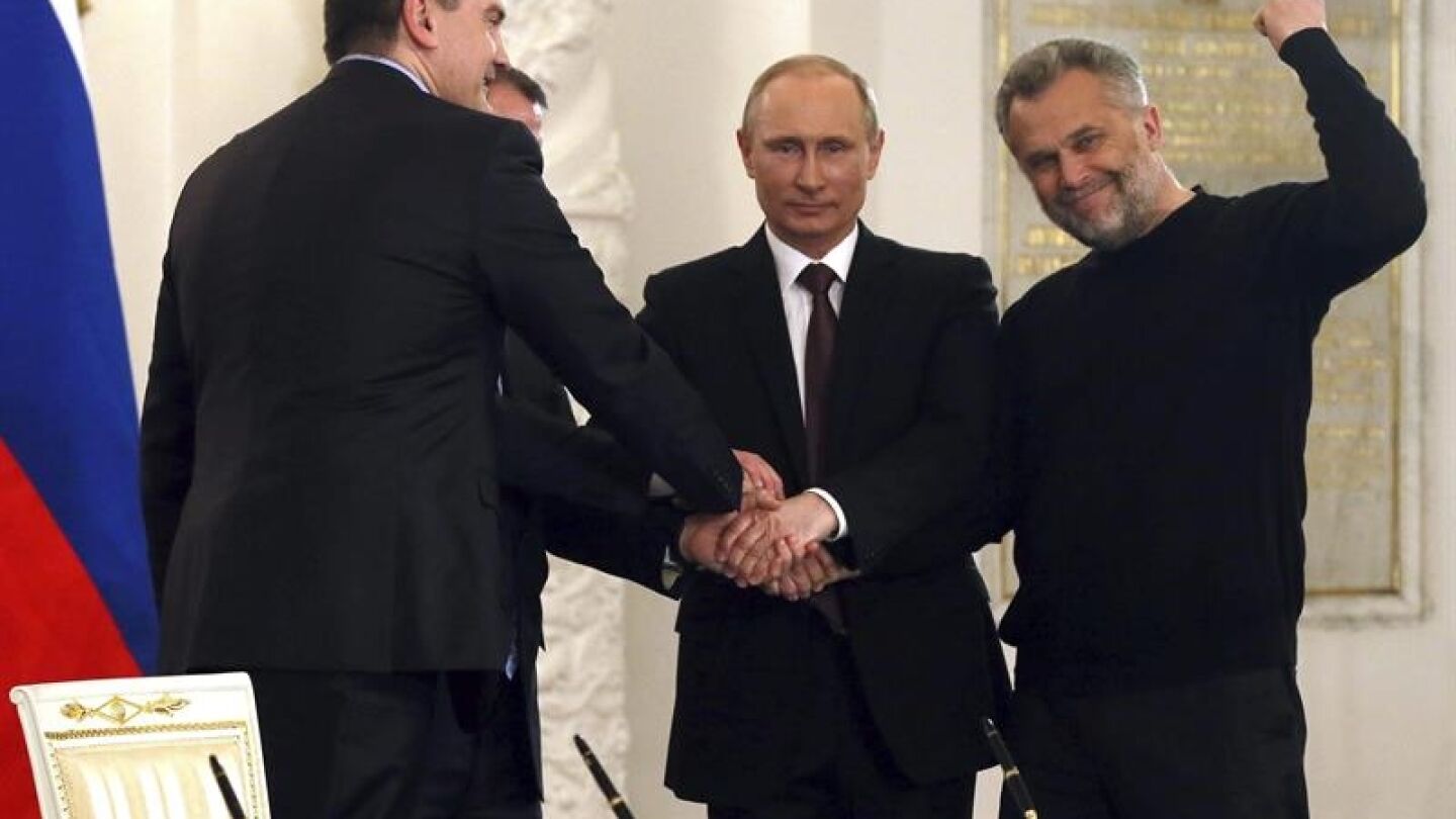 Putin estrecha las manos de los l&iacute;deres de Crimea