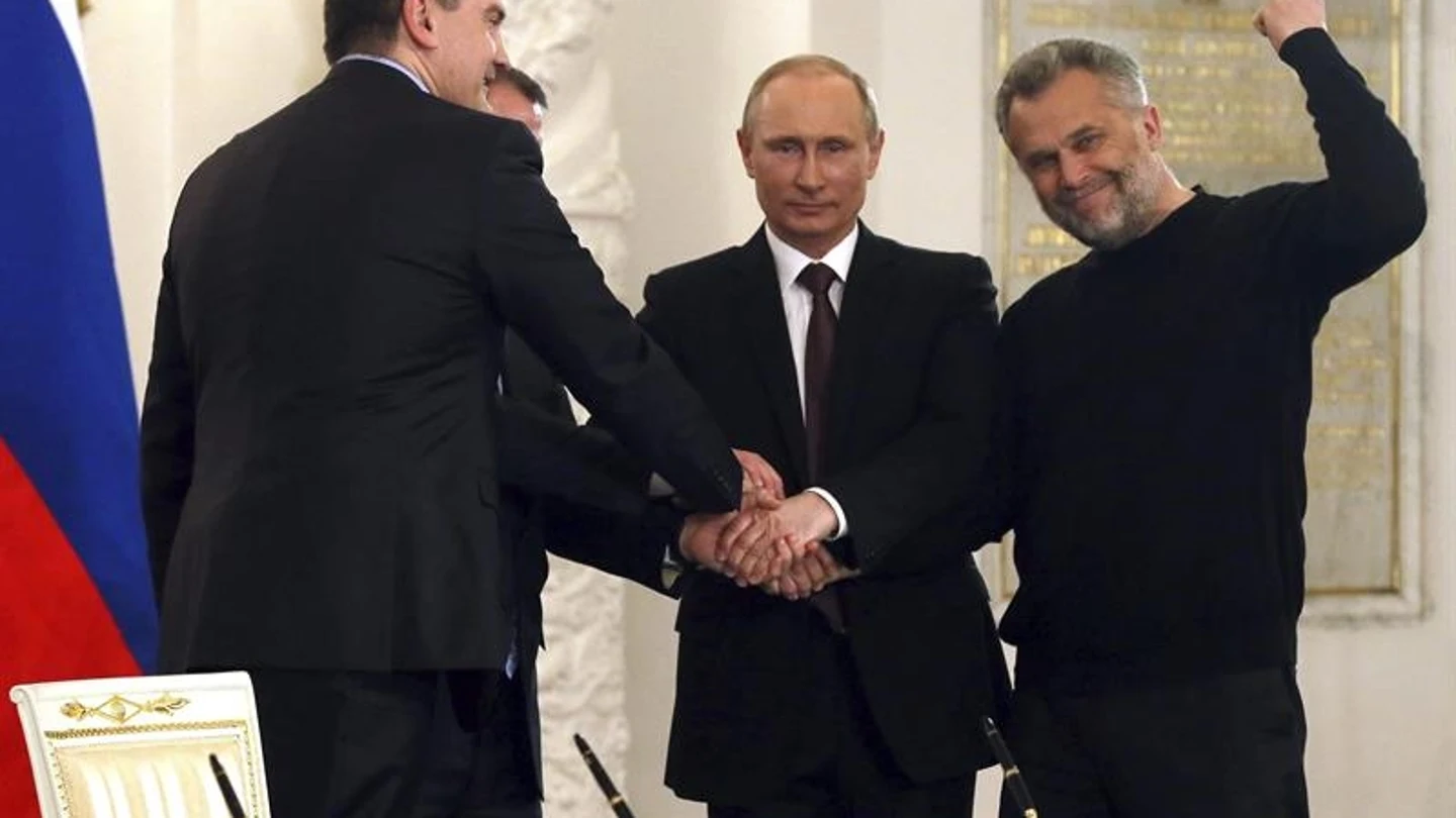 Putin estrecha las manos de los líderes de Crimea Putin estrecha las manos de los líderes de Crimea