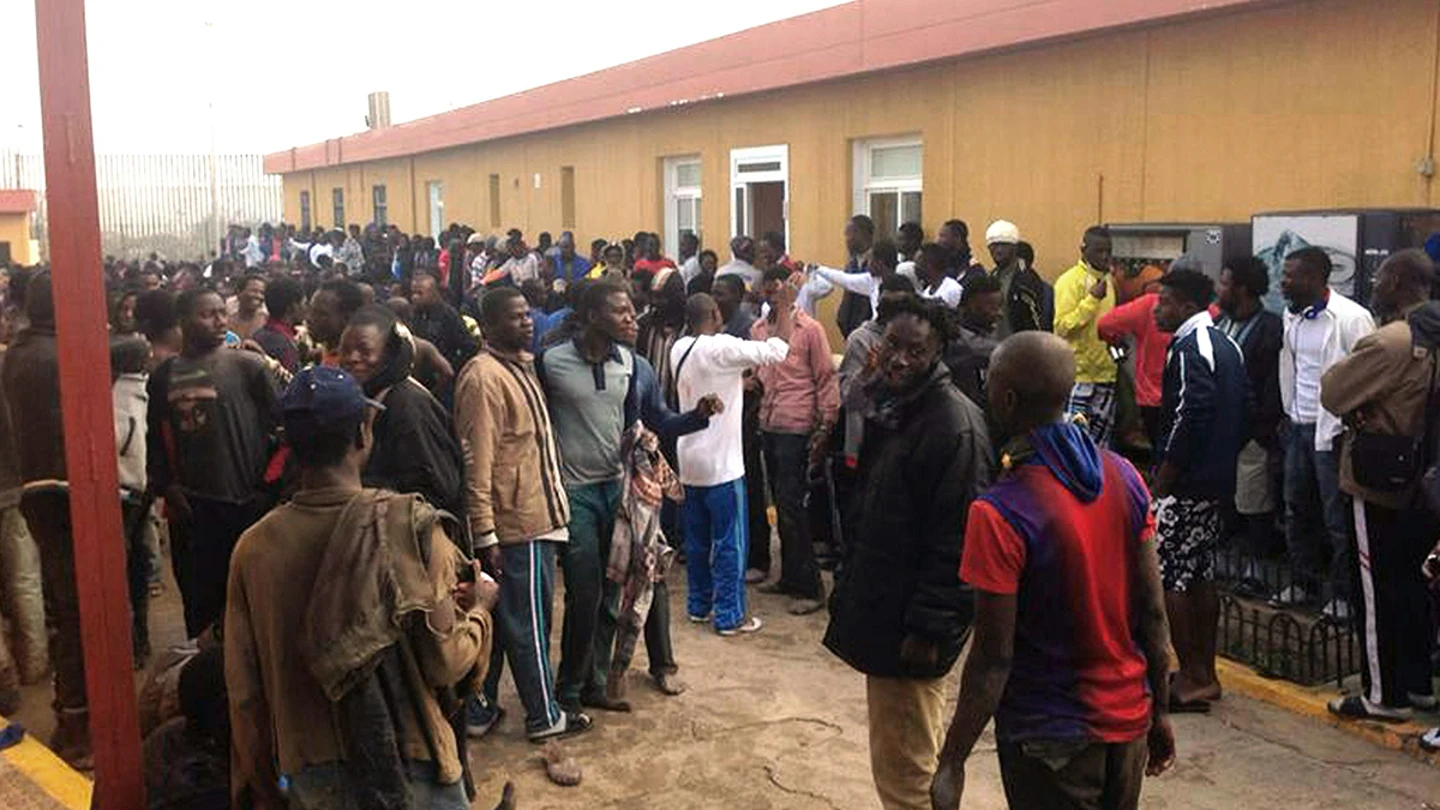 Cientos de inmigrantes protagonizan un nuevo asalto masivo a Melilla Cientos de inmigrantes protagonizan un nuevo asalto masivo a Melilla
