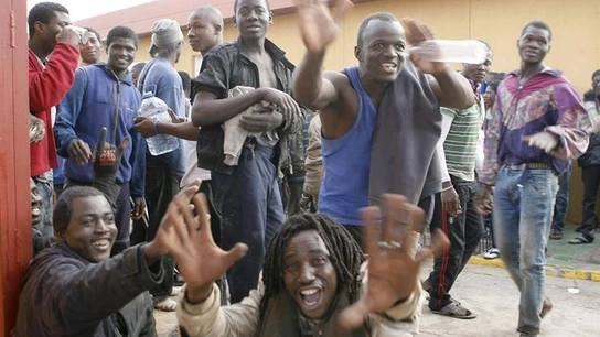 Cientos de inmigrantes han logrado entrar en Melilla Cientos de inmigrantes han logrado entrar en Melilla
