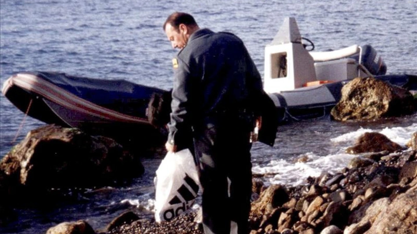 Un agente de la Guardia Civil inspecciona en la playa del Gachero Un agente de la Guardia Civil inspecciona en la playa del Gachero