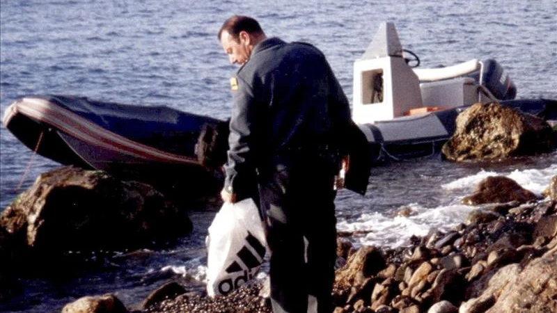 Un agente de la Guardia Civil inspecciona en la playa del Gachero