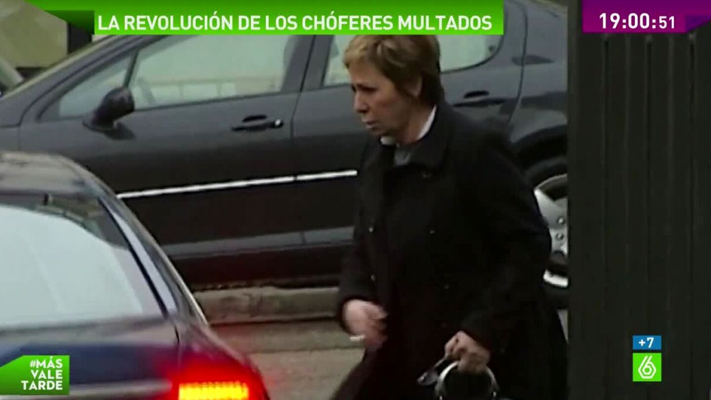Celia Villalobos accede a su coche oficial
