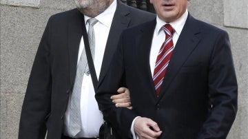 Pablo Crespo, acompañado de su abogado, Miguel Durán