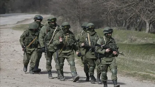 Militares uniformados custodian las inmediaciones de la base de Perevalnoye, a las afueras de Simferópol Militares uniformados custodian las inmediaciones de la base de Perevalnoye, a las afueras de Simferópol