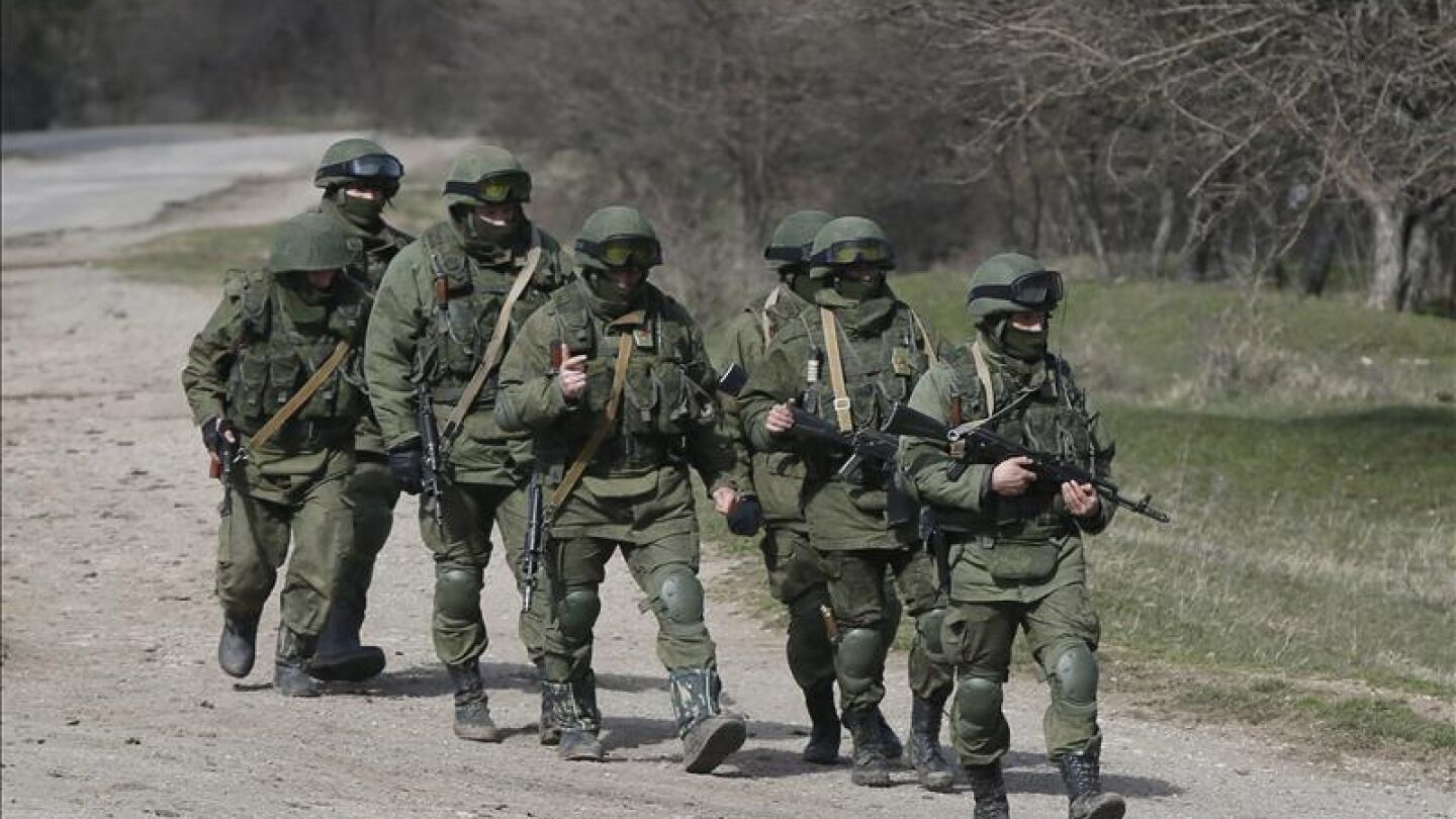 Militares uniformados custodian las inmediaciones de la base de Perevalnoye, a las afueras de Simfer&oacute;pol
