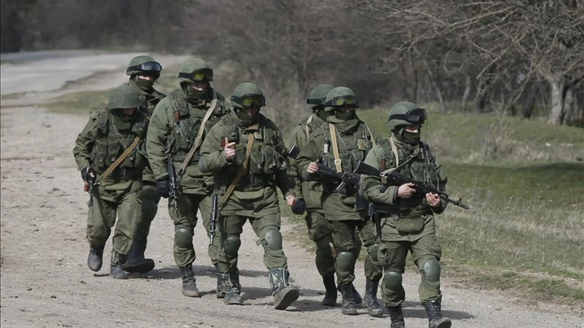 Militares uniformados custodian las inmediaciones de la base de Perevalnoye, a las afueras de Simferópol