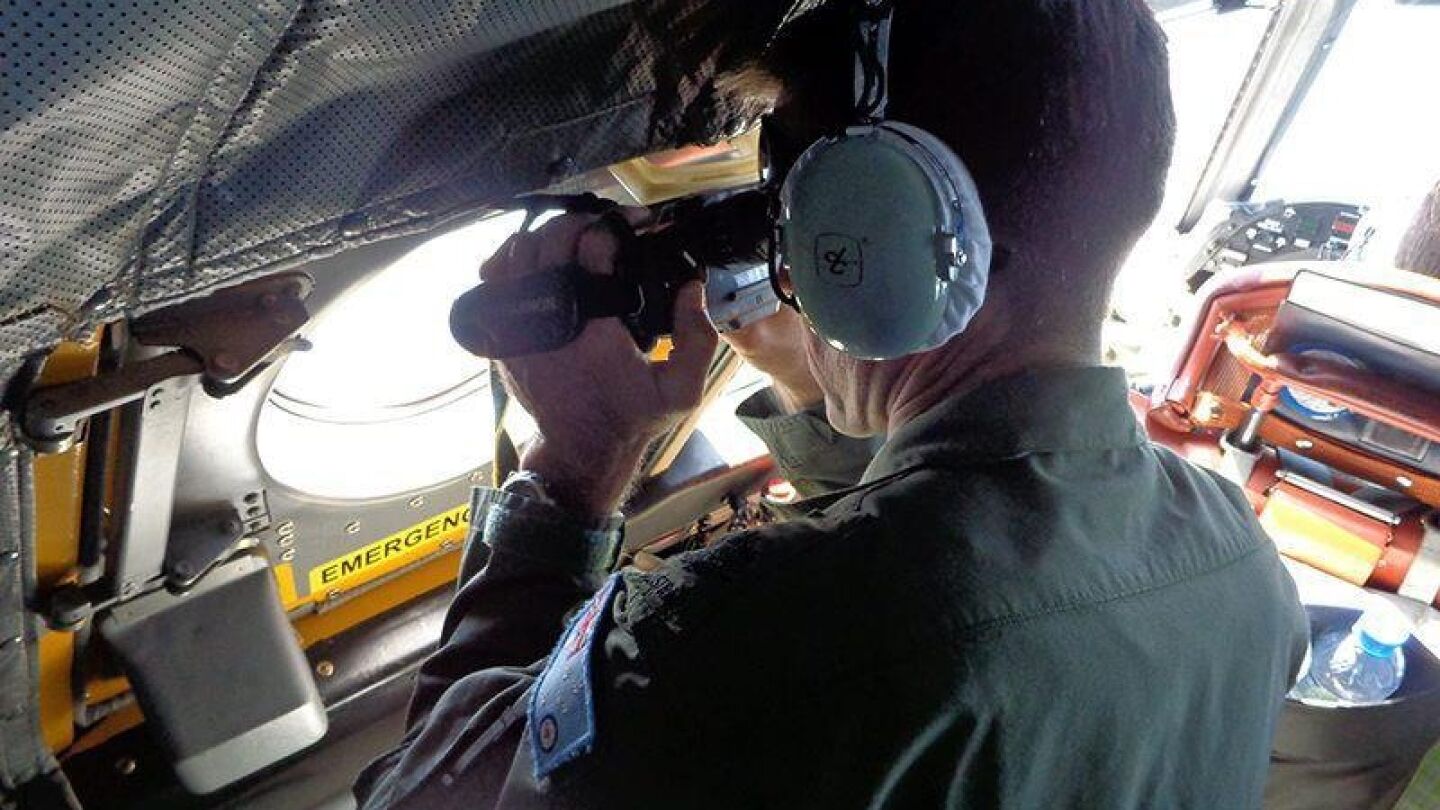 Un integrante de la Real Fuerza A&eacute;rea Australiana participa en la b&uacute;squeda