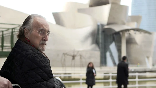 Iñaki Azkuna, frente al Guggengheim de Bilbao Iñaki Azkuna, frente al Guggengheim de Bilbao