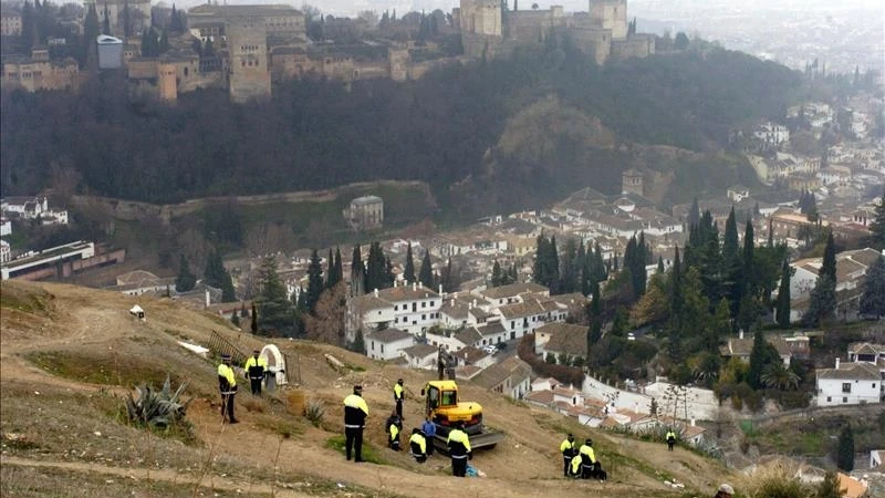 Imagen de un desalojo policial de las casas cuevas del Sacromonte