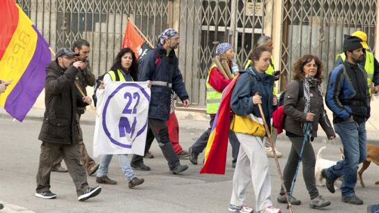 Integrantes de una columna de la 'Macha por la Dignidad'