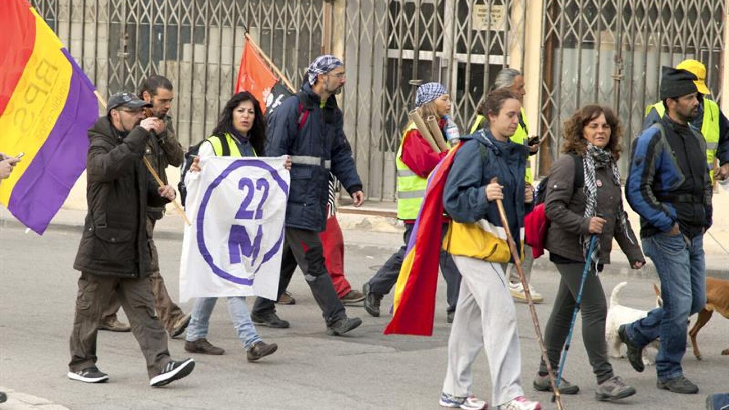 Integrantes de una columna de la 'Macha por la Dignidad'