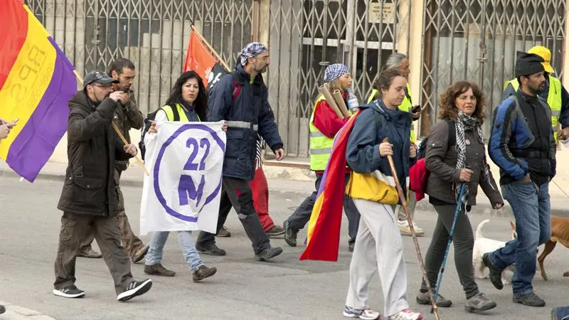 Integrantes de una columna de la 'Macha por la Dignidad'