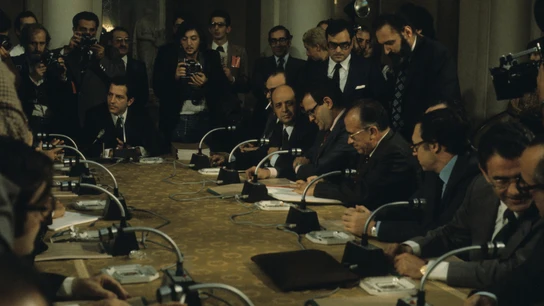 Adolfo Suárez comanda la firma de los Pactos de La Moncloa Adolfo Suárez comanda la firma de los Pactos de La Moncloa