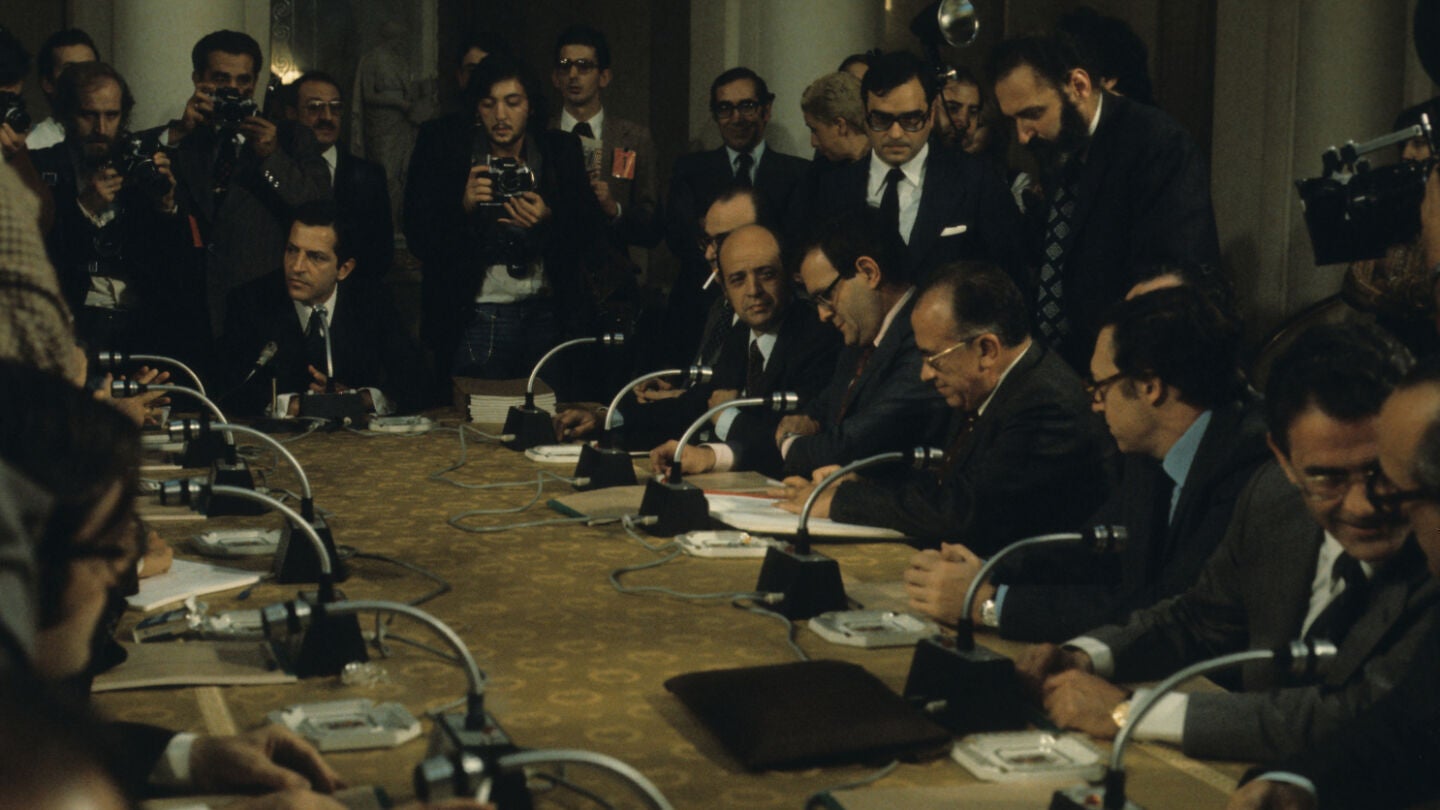 Adolfo Su&aacute;rez comanda la firma de los Pactos de La Moncloa