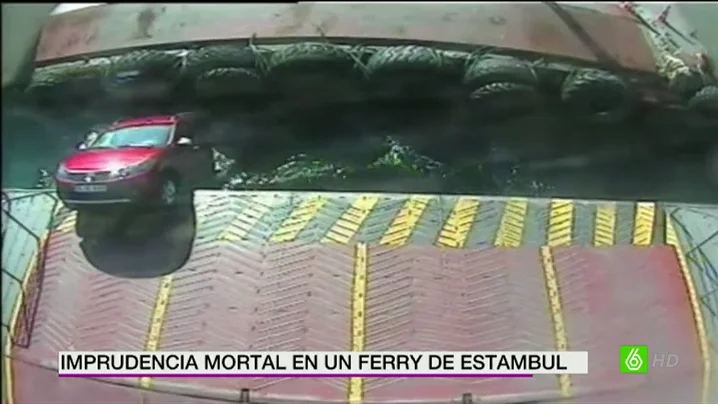 Un coche cae al agua con una menor de 5 años en Estambul 