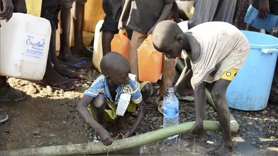 La carencia de un suministro adecuado de agua expone a los niños a enfermedades como el cólera La carencia de un suministro adecuado de agua expone a los niños a enfermedades como el cólera