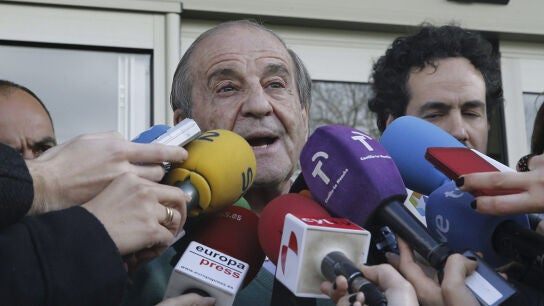 El periodista Jos&eacute; Mar&iacute;a Garc&iacute;a, atiende a los medios de comunicaci&oacute;n tras salir a la Cl&iacute;nica Centro de Madrid, donde est&aacute; ingresado Adolfo Su&aacute;rez