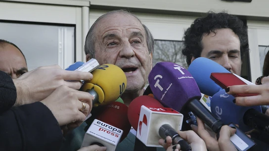 El periodista José María García, atiende a los medios de comunicación tras salir a la Clínica Centro de Madrid, donde está ingresado Adolfo Suárez El periodista José María García, atiende a los medios de comunicación tras salir a la Clínica Centro de Madrid, donde está ingresado Adolfo Suárez