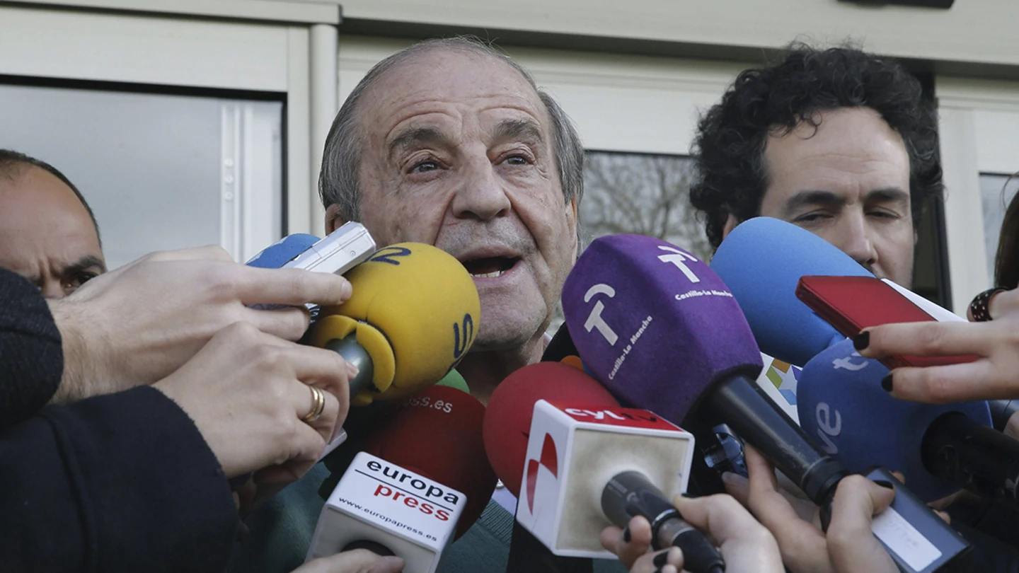 El periodista José María García, atiende a los medios de comunicación tras salir a la Clínica Centro de Madrid, donde está ingresado Adolfo Suárez El periodista José María García, atiende a los medios de comunicación tras salir a la Clínica Centro de Madrid, donde está ingresado Adolfo Suárez