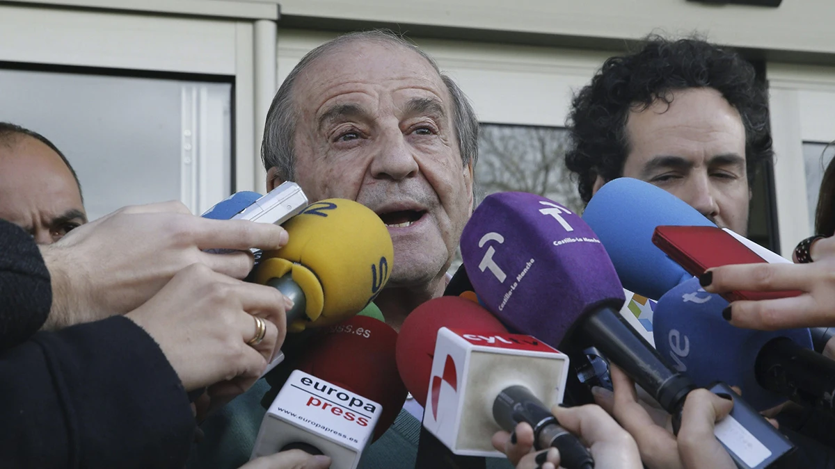 El periodista José María García, atiende a los medios de comunicación tras salir a la Clínica Centro de Madrid, donde está ingresado Adolfo Suárez