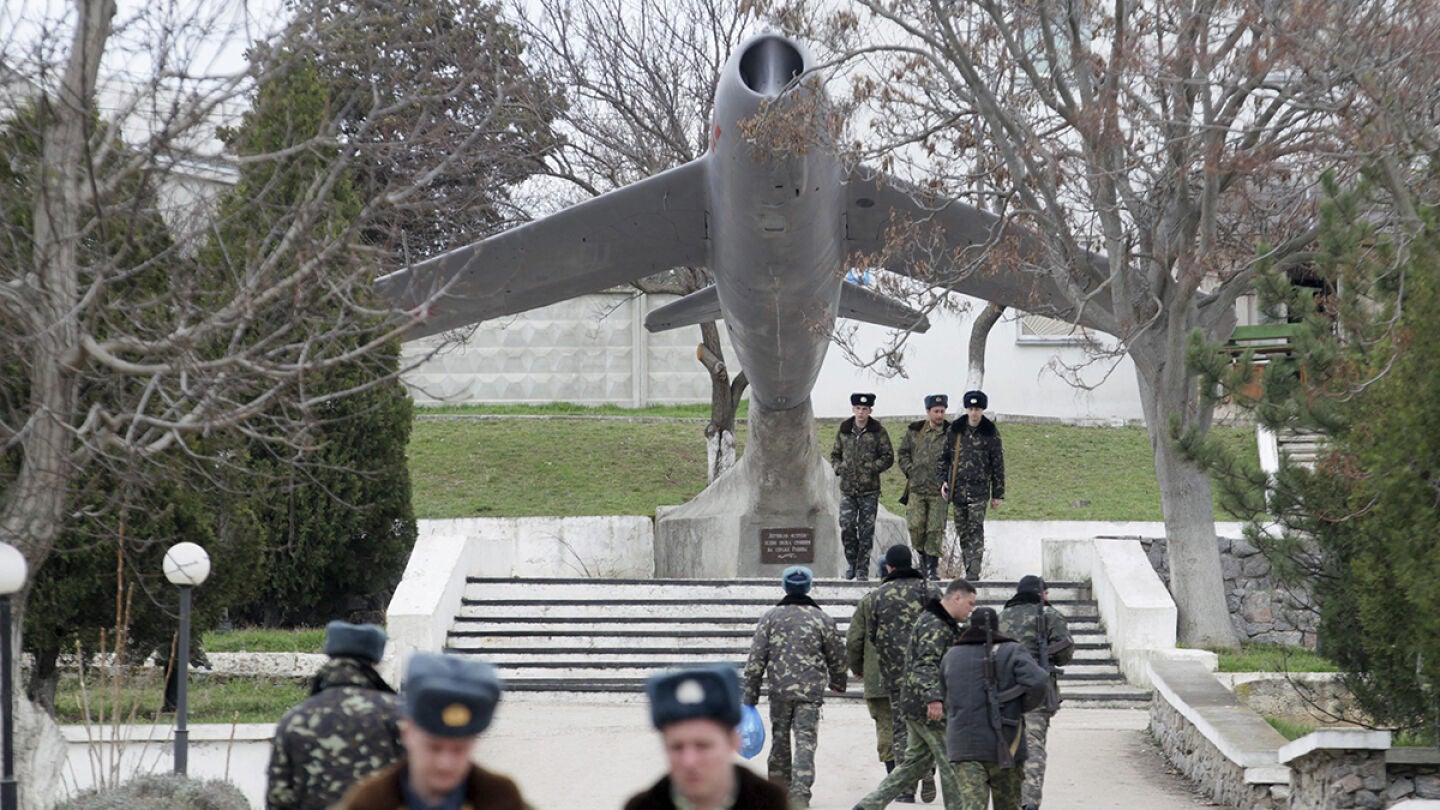 Soldados ucranianos en la base a&eacute;rea de Belbek el pasado 6 de marzo
