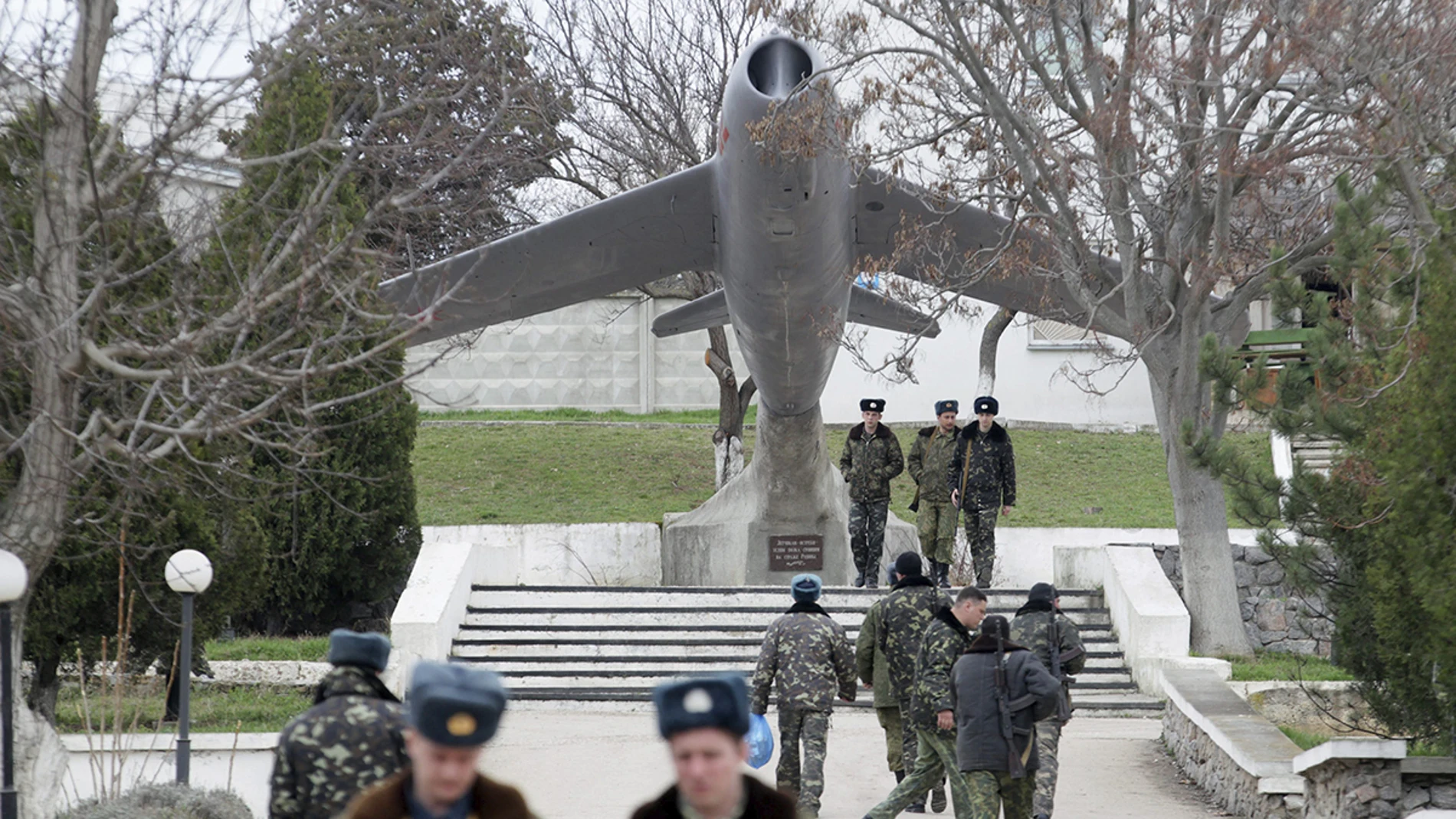 Soldados ucranianos en la base aérea de Belbek el pasado 6 de marzo