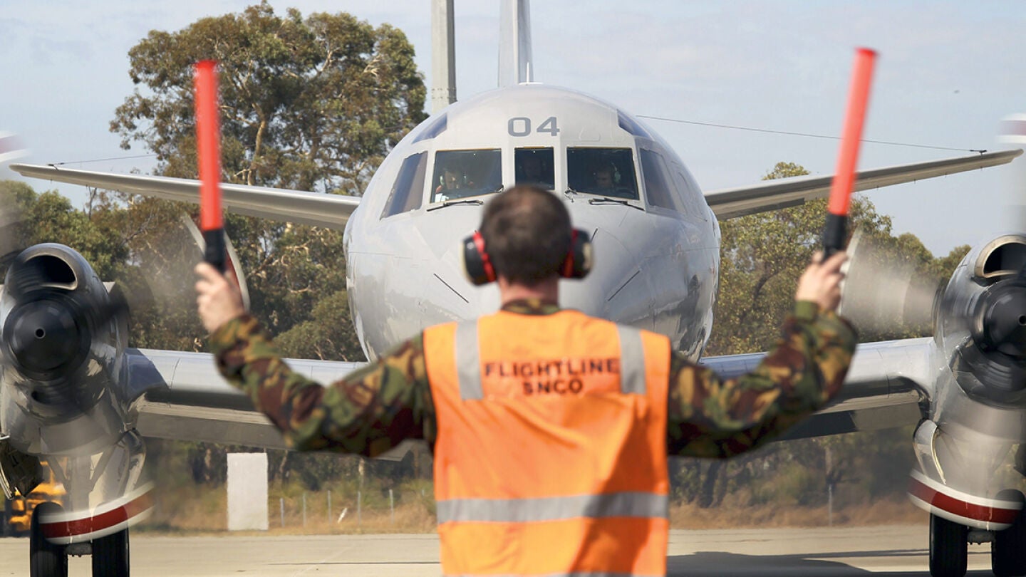 Un PC-3 Orion se prepara para despegar de la base a&eacute;rea Pearce en Perth, Australia, para buscar el avi&oacute;n