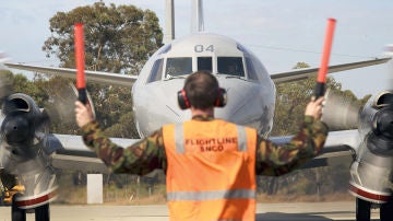 Un PC-3 Orion se prepara para despegar de la base aérea Pearce en Perth, Australia, para buscar el avión
