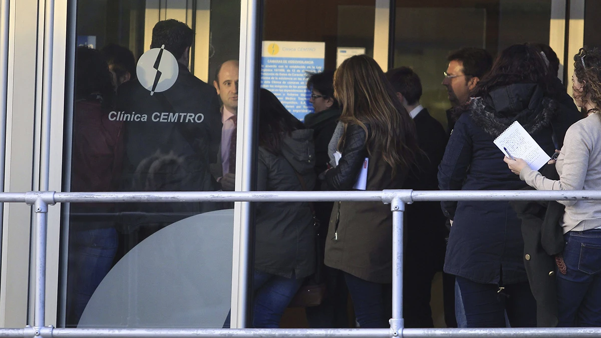 El portavoz de la familia de Suárez, Fermín Urbiola a las puertas de la clínica Cemtro de Madrid