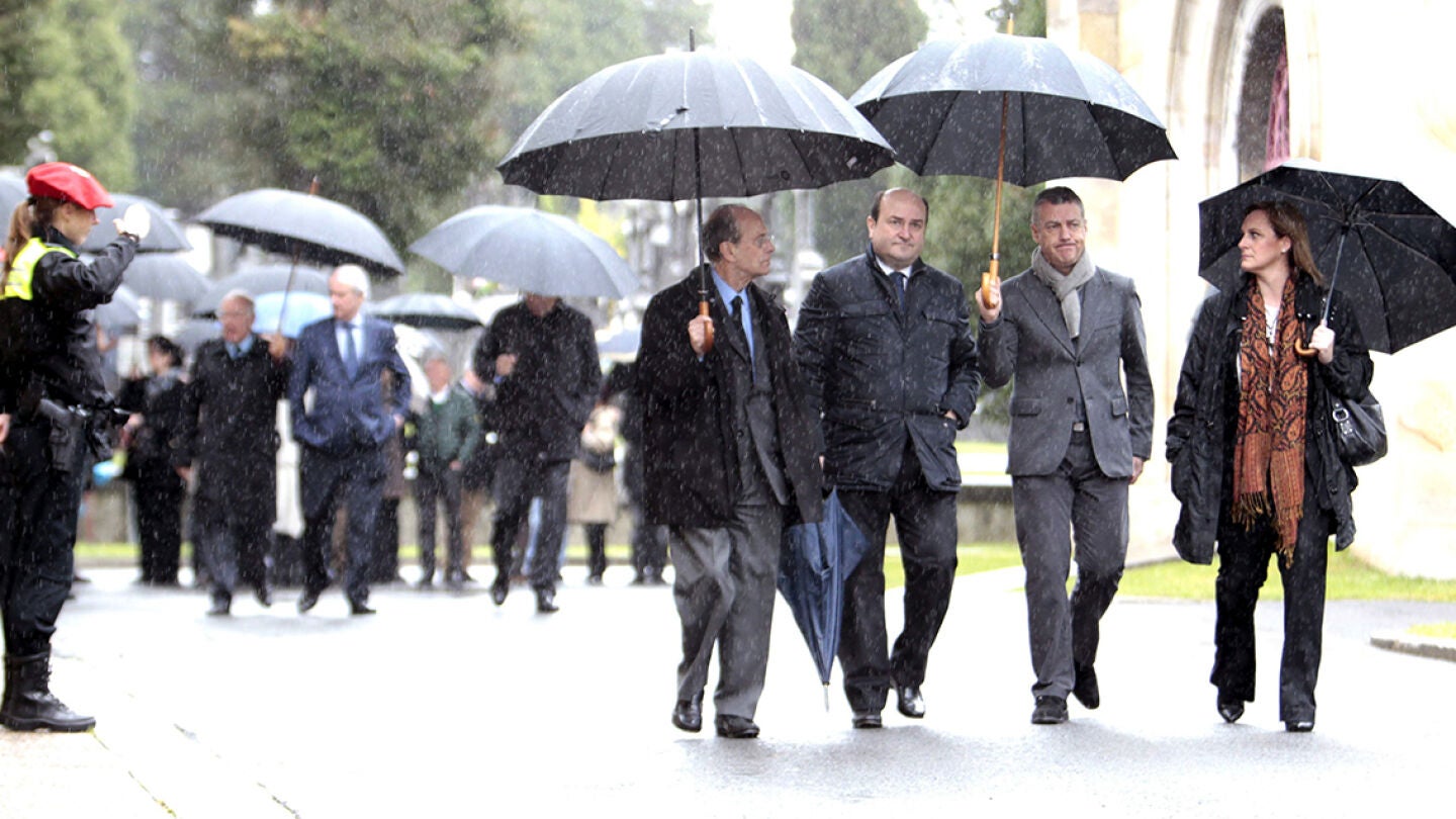 I&ntilde;igo Urkullu, acompa&ntilde;ado de Ibon Areso, Andoni Ortuzar e Itxaso Atutxa, a su salida del cementerio 