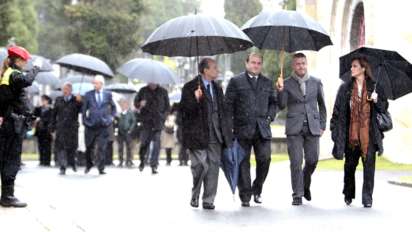 Iñigo Urkullu, acompañado de Ibon Areso, Andoni Ortuzar e Itxaso Atutxa, a su salida del cementerio Iñigo Urkullu, acompañado de Ibon Areso, Andoni Ortuzar e Itxaso Atutxa, a su salida del cementerio