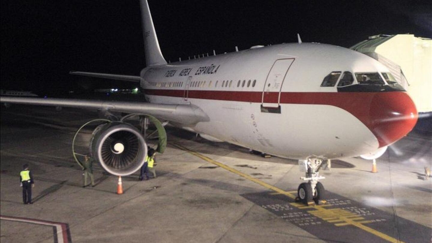 Los operarios trabajan en el avi&oacute;n Airbus A310 de la Fuerza Aerea espa&ntilde;ola