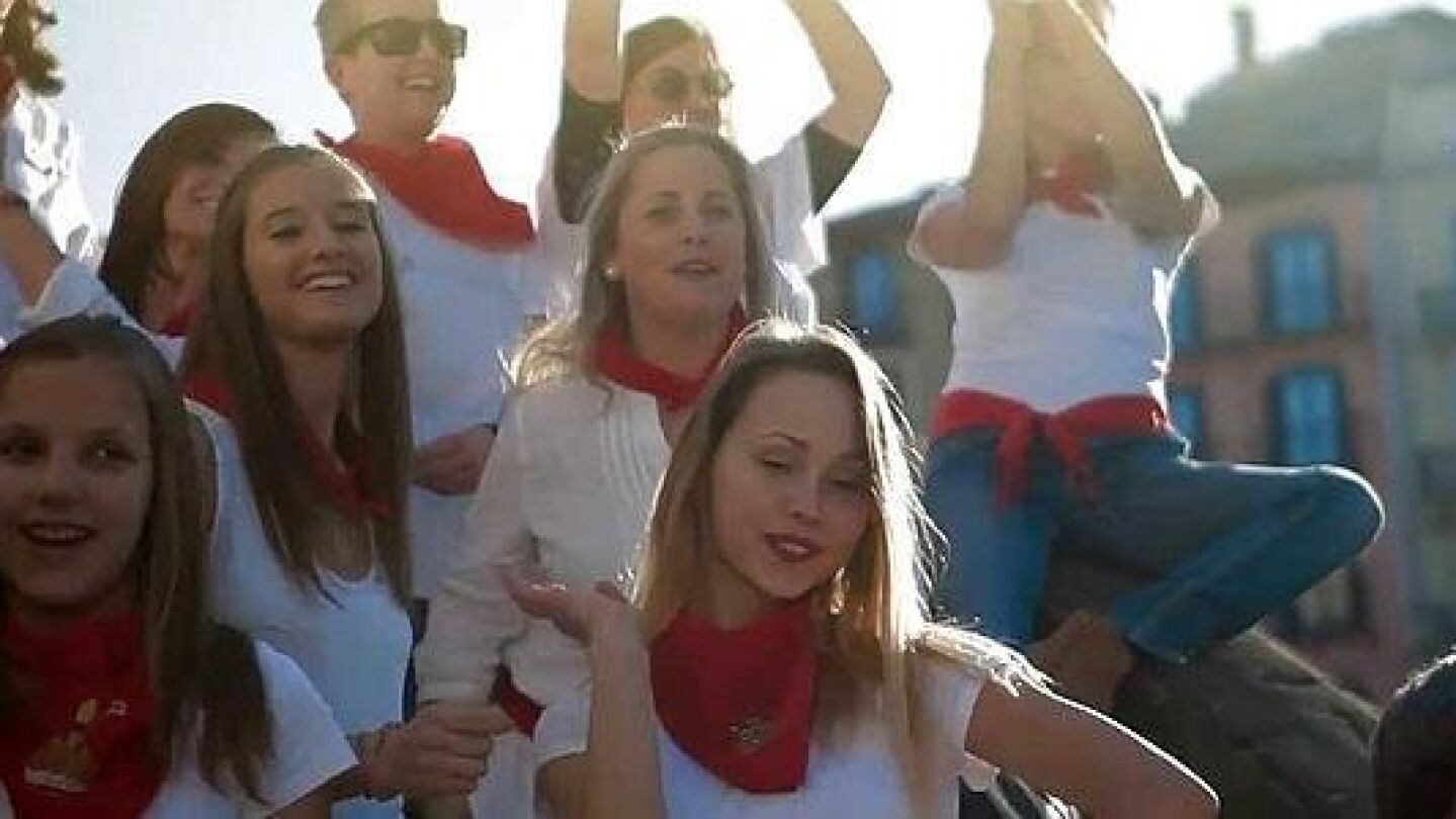 Pamplona hace su v&iacute;deo "happy" vestida de San Ferm&iacute;n