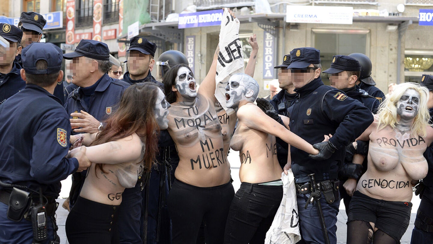Activistas de Femen durante la manifestaci&oacute;n convocada por la Plataforma 'S&iacute; a la Vida'