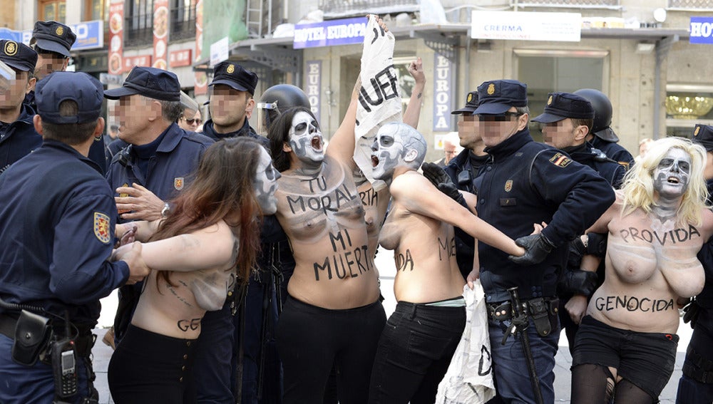 Activistas de Femen durante la manifestación convocada por la Plataforma 'Sí a la Vida'