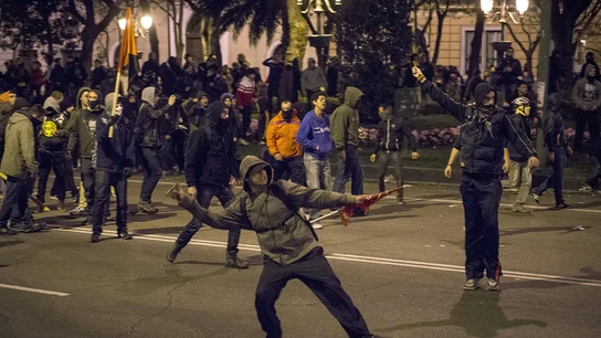 Un joven tira una piedra al término de las 'Marchas por la Dignidad' Un joven tira una piedra al término de las 'Marchas por la Dignidad'