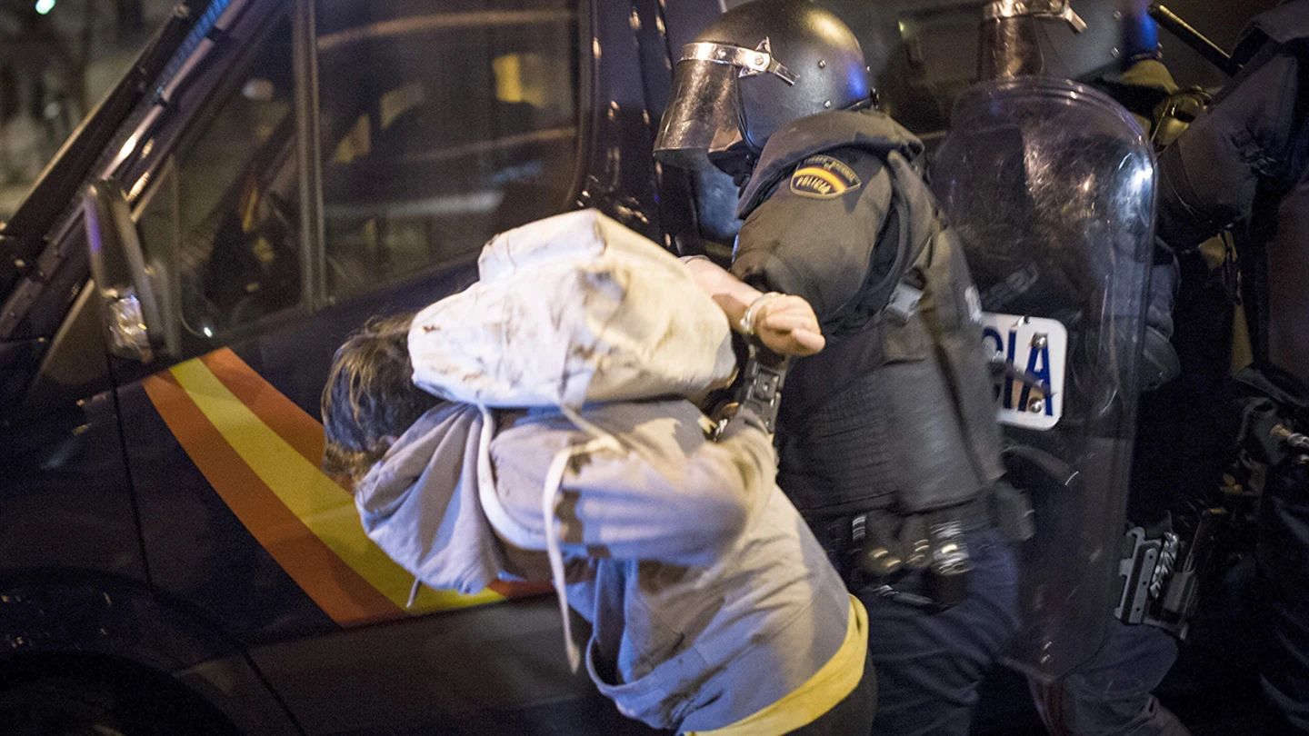 Un joven es detenido por agentes de la policía antidisturbios en las inmediaciones de la Plaza de Cibeles Un joven es detenido por agentes de la policía antidisturbios en las inmediaciones de la Plaza de Cibeles