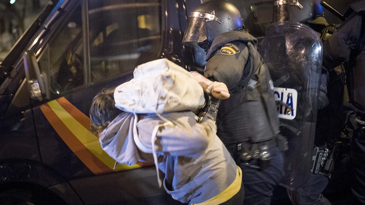 Un joven es detenido por agentes de la policía antidisturbios en las inmediaciones de la Plaza de Cibeles