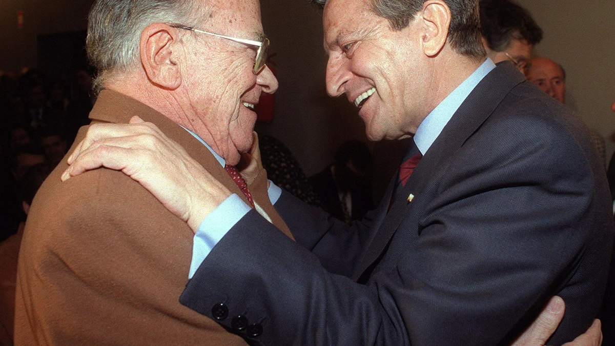 El expresidente del Gobierno Adolfo Suárez saludando al histórico dirigente comunista Santiago Carrillo