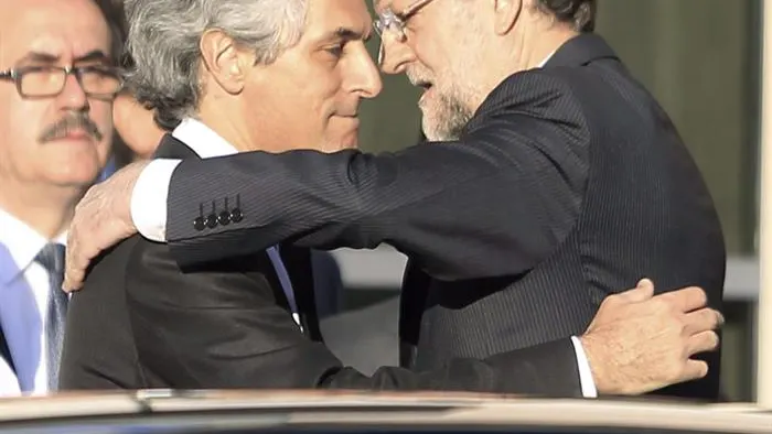 Rajoy abraza a Adolfo Suárez Illana