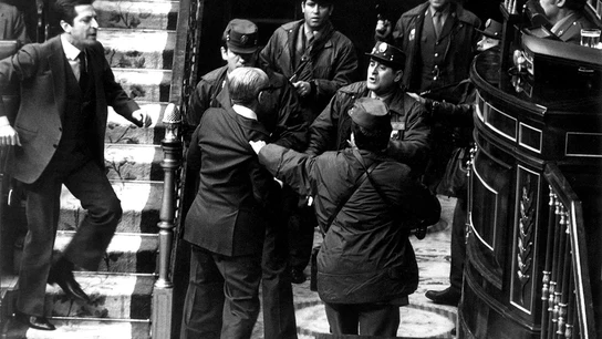 Adolfo Suárez intenta socorrer al vicepresidente Gutiérrez Mellado, zarandeado por un grupo de guardias civiles en presencia del teniente coronel Tejero durante el 23F Adolfo Suárez intenta socorrer al vicepresidente Gutiérrez Mellado, zarandeado por un grupo de guardias civiles en presencia del teniente coronel Tejero durante el 23F