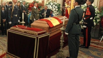 El féretro con los restos mortales del expresidente del Gobierno Adolfo Suárez