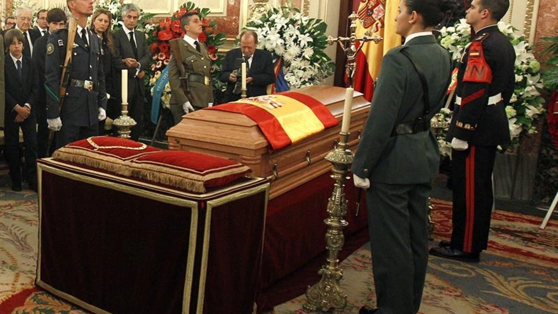 El féretro con los restos mortales del expresidente del Gobierno Adolfo Suárez