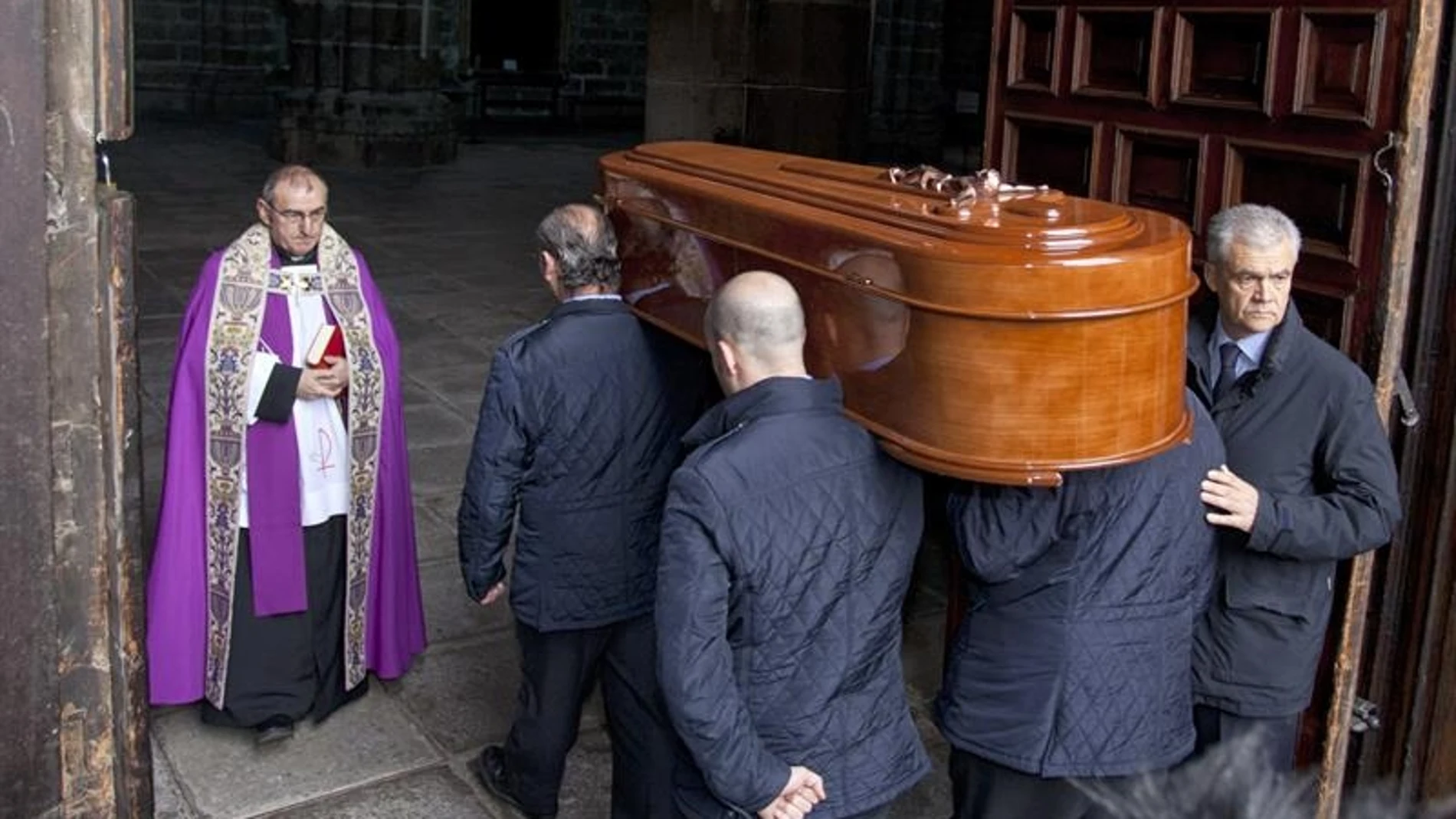 Los restos mortales de Amparo Illana a su llegada a la catedral de Ávila