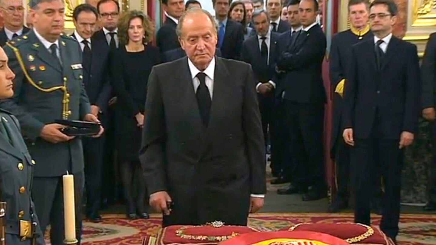 El rey ante el f&eacute;retro del expresidente Adolfo Su&aacute;rez