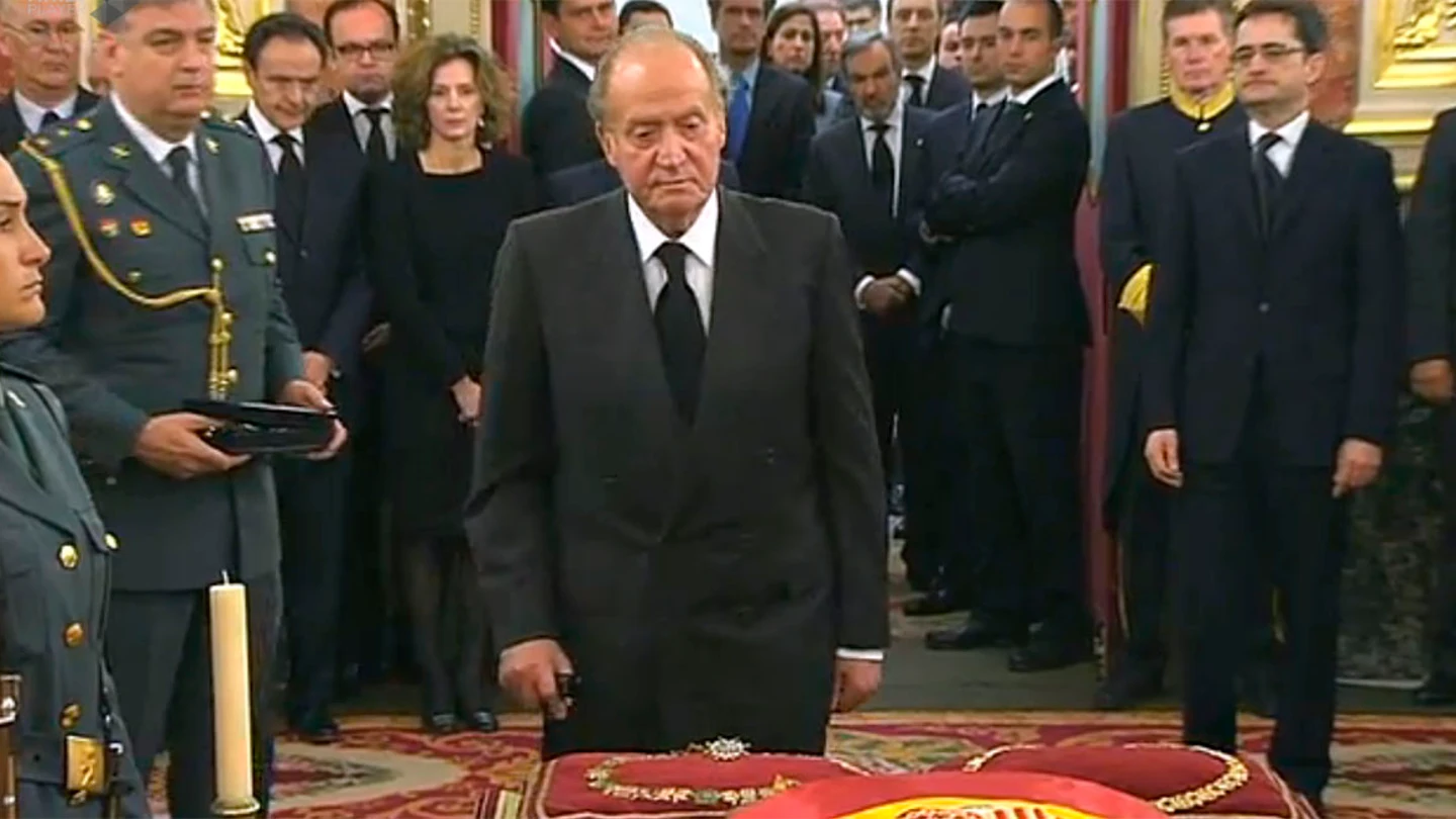 El rey ante el féretro del expresidente Adolfo Suárez El rey ante el féretro del expresidente Adolfo Suárez