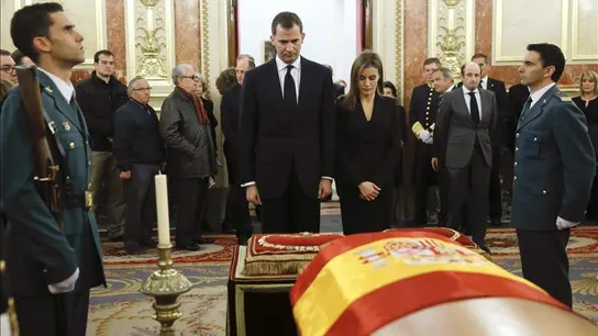 Don Felipe y Doña Letizia despiden a Suárez Don Felipe y Doña Letizia despiden a Suárez