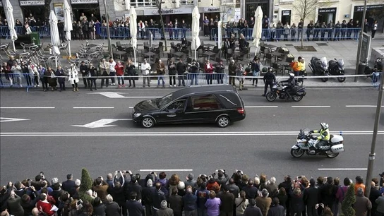 El féretro de Adolfo Suárez a su paso por la Carrera de San Jerónimo El féretro de Adolfo Suárez a su paso por la Carrera de San Jerónimo