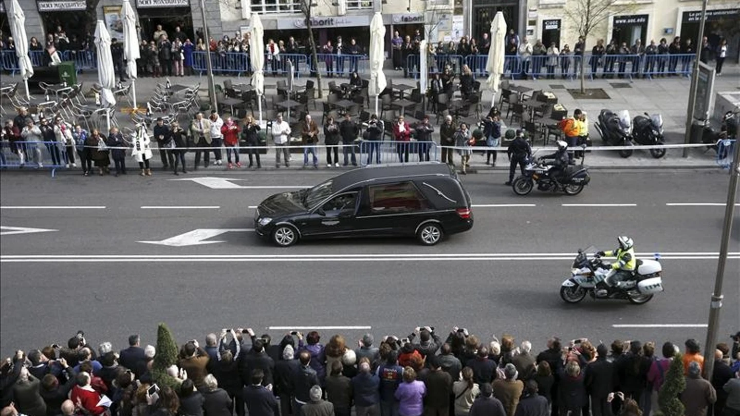 El féretro de Adolfo Suárez a su paso por la Carrera de San Jerónimo El féretro de Adolfo Suárez a su paso por la Carrera de San Jerónimo